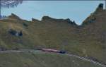 <U>Bahnbildergipfeltreffen in Brienz.</U>  

Blick nach unten auf einen nachfolgenden Zug vor dem Grat zwischen Dirrengrind und dem Rothorn. Noch einmal 1500 Meter weiter leuchtet der Brienzer See in  Gletscherblau . September 2013.