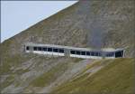 <U>Bahnbildergipfeltreffen in Brienz.</U>  

Hier wird mit Kohle geheizt. Die Rauchwolke steht noch am Anfang der Lawinengallerie während Nr. 6 schon viel weiter gefahren ist. September 2013. 