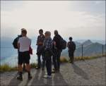 . Bahnbildergipfeltreffen auf hchstem Niveau - Nach der Ankunft mit der Bahn am Rothorn Kulm (2244 m..m.) genieen die BB Fotografen Daniel, Heinz, Silvan, Sylvia, Olli und Andreas die herrliche Aussicht auf den Brienzer See. 28.09.2013 (Jeanny)