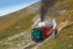 Bahnbildergipfeltreffen in Brienz. Die 80-jhrige kohlenbefeuerte Lok 6 ist gerade daran, unseren  armen  Silvan zu verkohlen (siehe schwarzer Rauch) und gleichzeitig zu duschen (weisser Rauch)... Jubilumszug auf Bergfahrt Richtung Rothorn Kulm. Im Hintergrund sichtbar die 100 m lange Schonegg-Galerie (Bau 1982). Aufnahme vom 28. Sept. 2013, 11:43