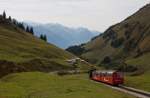 ber den Berner Alpen ziehen erste Wolkenschleier an den Frhherbsthimmel.
Davon unbeeindruckt fhrt BRB Lok 15 mit ihrem Zug ber die Alpwiesen auf der Chemad.
Bahnbildergipfeltreffen am Brienzer Rothorn, 28. September 2013