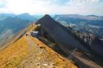 Bahnbildergipfeltreffen in Brienz. Blick vom Brienzer Rothorn (2349.7 m . M.) nach Westen mit Gipfelrestaurant / Station Luftseilbahn (2288 m), Berghaus (2266 m) und BRB-Station Rothorn Kulm (2244 m), dahinter Schongtsch (2320 m), links hinten Hohgant (2197 m) rechts Schrattenfluh (2092 m). 27. Sept. 2013, 16:26