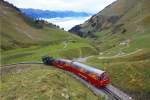 Bahnbildergipfeltreffen in Brienz. Lok 14 mit SIG-Vorstellwagen auf Bergfahrt und kurz vor der Einfahrt in die Khmatt-Galerie / Khmatt-Tunnel. Lieni lsst die Lokpfeife tchtig klingen... 29. Sept. 2013, 12:29