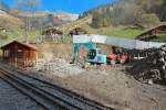 BRB-Station Planalp: nach Zerstörung der Vorgänger-Holzbauten durch Lawinen 1999 wurden diverse Projekte angestossen, aber keines realisiert. Nun hat man doch endlich mit dem Bau der letztgeplanten bescheidenen Anlage begonnen. Bei Saisonbeginn 2015 sollte die Station fertiggestellt sein. Aufnahme am 26. Okt. 2014, 11:18