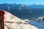 BRB-Saisonschluss 2014: nun gehts wieder talwärts Richtung Planalp und Brienz. Der planmässige Zug mit ölbefeuerter Lok 15 und SIG-Wagen fährt voraus, wir im Chäsbrätler-Extrazug folgen nach. Im Hintergrund die Berner Alpen mit Jungfraugruppe rechts im Bild. Aufnahme 26. Okt. 2014, 16:37