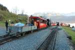 BRB-Saisonschluss 2014: Zwischenhalt in Planalp. Chäsbrätler-Extrazug und Dampfzug 3. Generation warten auf den letzten bergwärts fahrenden Zug in dieser Saison (rechts im Bild). Aufnahme 26. Okt. 2014, 17:02