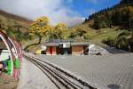 BRB-Station Planalp: nach Zerstörung der Vorgänger-Holzbauten durch Lawinen 1999 und dem bisherigen Provisorium ist die Station nun gebaut. Aufnahme vom 04. Okt. 2015, 11:49