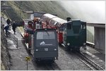 Materialzug mit Diesellok 10 und der erste Passagierzug des Tages mit Dampflok 12 in der Bergstation Rothorn Kulm.
