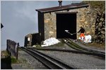 Beschäftigungstherapie Ende Juni auf Rothorn Kulm, den letzten Schnee beiseite räumen.