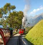 
Brienz-Rothorn-Bahn (BRB), Zugbegegnung an der Kreuzungsstelle Geldried (1.024 m ü.NN) am 25.09.2016: Während wir uns mit der ölgefeuerten BRB 15 - Stadt Kanaya (Japan), Baujahr 1996 eine Lok  der 3. Generation,  auf Talfahrt nach Brienz befinden, wartet rechts bereits, die 1891 gebaute,  kohlegefeuerte B.R.B. 2 mit dem historischen Wagen B1 von 1892 auf freie Bergfahrt.