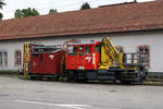 CJ: Dienstzug bestehend aus dem Tm 2/2 511 und dem nostalgischen Fahrleitungsmontagewagen X 823 in Tramelan am 12.