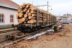 Mit Holz beladener Normalspurwagen auf zwei Rollschemeln der Jurabahn CJ in Tramelan.