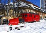 SBB/CJ/: Kampf gegen den Schnee auf normaler und schmaler Spur in La Chaux-de-Fonds am 25. Februar 2009. Nach einer harten Schneeräumungsfahrt durch den Jura gönnt sich der CJ-De 4/4 402 samt Schneepflug eine Pause an der Sonne vor dem nostalgischen Bahnhofsgebäude La Chaux-de-Fonds. Inzwischen leistet er wertvolle Dienste im Berner Oberland bei der MIB. 
Foto: Walter Ruetsch  