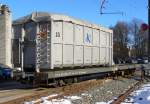 Gterwagen fr Abfallcontainer Sb 365 mit Container 15 abgestellt im Bahnhof von La Chaux de Fonds am 02.02.2007