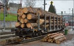 Chemins de fer de Jura (CJ). Rollschemelverkehr mit aufgebocktem Rungenwagen in Tramelan, früher auch Tramlingen. April 2016.