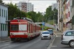 Geisterfahrer BDe 4/4 der CJ in der Rue de Crêt in La-Chaux-de-Fonds. Wenn man genau hinschaut, fährt der Zug auf der falschen Seite der Strasse, der Autoverkehr muss auf Gegenseite ausweichen. Hinter dem Zug herfahren ist daher schwierig, denn es geht nur voran, wenn man den Gegenverkehr durchlässt. Im Hintergrund ist an der Ampel deutlich, dass der Strassenverkehr in beide Richtungen fliesst. In Deutschland undenkbar, aber hier funktioniert das Prinzip ganz lässig, die Autofahrer weichen ganz entspannt aus. Juli 2016.