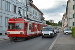 Geisterfahrer BDe 4/4 613 der CJ in der Rue de Crêt in La-Chaux-de-Fonds. Wenn man genau hinschaut, fährt der Zug auf der falschen Seite der Strasse, der Autoverkehr muss auf Gegenseite ausweichen. Hinter dem Zug herfahren ist daher schwierig, denn es geht nur voran, wenn man den Gegenverkehr durchlässt. Juli 2016.