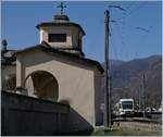 Die schöne Kirche von Verscio hatte auf dem Bild keine Platz, so begnügt ich mich mit der Friedhofskapelle. Im Hintergrund verlässt nach der vollzogenen Kreuzung der FART ABe 4/6 54 den Bahnhof von Verscio.
16. März 2017