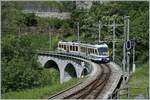 Der FART ABe 4/6 54 verlässt als Regionalzug 310 von Locarno nach Camedo den Bahnhof  Verdasio und fährt über die vor kurzem restaurierte Brücke, unter welchem der Riviera della Segna zur Melezza fliest.
20. Mai 2017