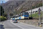 Schranken, wenn sich Bahn und Strasse kreuzen: Ein SSIF ABe 12/16  Treno Panoramico Vigezzo Vision  ist als Schnellzug N° 54 von Locarno nach Domodossola unterwegs und kreuzt kurz nach Ponte Brolla die Strasse. Die Schranke funktioniert ordnungsgemäß, die hier den Verkehr leitende Person kümmert sich um den baubedingten Einspur Strassenabschnitt hinter der Schranke.
20. März 2018