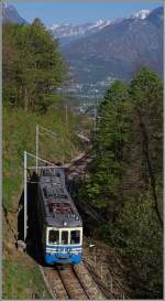 Kurz nach Trontano ist der SSIF ABe 6/6 33  Sempione  ist als  Locale  745 Richtung Re unterwegs.
14. April 2014