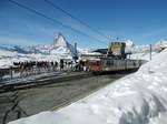 Zum Abschluß dieser kleinen Serie vom 20.02.2019 nochmal ein Blick über den Endbahnhof Gornergrat. Der Zug hatte grad seine Ladung Gäste angelandet, die sich nun erstmal mehr oder weniger offen über ihre Kreislaufprobleme in dieser Höhe berichten mussten. Einfach ist es tatsächlich nicht, durch den schnellen Aufstieg per Bahn die Luftdruckumstellung zu verdauen, auch mich hatte es für etwa zehn Minuten außer Gefecht gesetzt.Da hilft nur ruhig bleiben und die körperliche Zwangspause zu einem Rundumblick nutzen.