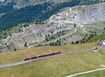 Gornergratbahn bei Riffelboden gesehen von einem Wanderweg aus. Riffelberg, 12.7.2022