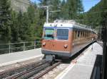 Hier ein GGB Zug auf den Gornergrat, bei der Einfahrt am 26.7.2009 in Findelbach.