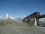 Frhmorgens mit dem ersten Zug auf den Gornergrat zu sein ermglicht noch weitgehend ungestrte Aufnahmen von Bahn und Natur wie hier den Blick auf Matterhorn und ein Bhe 4/6-Doppel unterhalb des