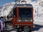 Einfahrt der 3084 in die Station Riffelberg. Noch stehen die Skifahrer mit einem gewissen Abstand zum Zug - noch... (16.3.2010)