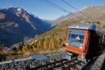 GGB-Triebwagen Bhe 4/6 Nr. 3084 kreuzt uns whrend der Talfahrt. Links im Bild unser heutiges Ziel: Zermatt. 14. Okt. 2011, 16:41