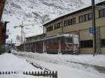 Der verschneite Triebwagen 3044 beim GGB Bahnhof Zermatt, 30.12.2011.