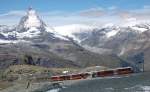 Zwei Triebzge der Gornergratbahn vor der Kulisse des Matterhorns an einem wunderschnen Sommertag.
