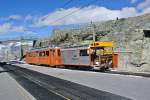 Der Bauzug bestehend aus dem X 3911 und Diensttriebwagen Bhe 2/4 3017 erreichen die Bergstation Gornergrat auf 3089 m ber Meer, 03.11.2014.