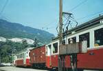 Chemin de fer Aigle–Ollon–Monthey–Champéry_(AOMC)_Gemischte Garnitur mit G-Wagen 64 an Unterwegshalt neben der Gleis-Waage(< Danke für den Hinweis, Stefan W.!) Aber wo