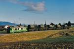 Transports de la région Morges-Bière-Cossonay, MBC/BAM.
Nicht erkennbarer Be 4/4 mit einem Militärzug in Richtung Bière unterwegs. Die Aufnahme entstand im Februar 1984 bei Ballens. Transportiert wurden fünf Armee-Lastwagen der Marken Saurer 2 DM und Berna 2 VM. In den Jahren 1964 bis 1976 wurden ca. 1'600 Saurer und 800 Berna beschafft. Ab dem Jahre 1998 wurden diese bei den Motorfahrern sehr beliebten Fahrzeuge durch Saurer 6 DM oder Steyr 5,6 t ersetzt.
Foto: Walter Ruetsch 