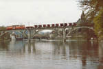 BD: Einer der letzten Schmalspur-Güterzüge mit einem nicht erkennbaren BDe 4/4 auf der Brücke in Bremgarten im April 1983.