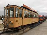 Time to say Good-bye: Am Wochenende des 28./29.10.2017 stehen die Motorwagen der ehemaligen Birseckbahn (heute BLT) Ce 2/4 Nr. 13 (Baujahr 1916) und X 112 (ex Ce 2/2 Nr. 5)(Baujahr 1905) am Zoll Weil-Autobahn zur Abreise (vermutlich nach Tschechien) bereit. Der Freiluftaufenthalt in Kerzers und Kallnach haben ihnen schwer zugesetzt. Der Wagen 13 wurde leicht schräge verladen. Der Wagenkasten des X 112 ist buckelähnlich verzogen.