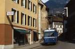 Auf seinem Weg zum Bahnhof muss sich Be 2/3 15 der BVB den Weg durch die engen Straßen von Bex bahnen (Mai 1980)