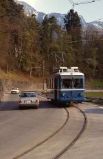 Be 2/3 15 der BVB ist im Mai 1980 unterwegs von Bex nach Bevieux. Was in der Schweiz kein Problem darstellte, hätte seinerzeit bei deutschen Verkehrsplanern wahrscheinlich den Wunsch nach einem schnellstmöglichem Ersatz dieses  Verkehrshindernisses  durch die Gummieisenbahn (sprich Autobus) ausgelöst ...