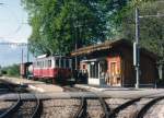 MVR/CEV: Ein Arbeitszug mit dem betagten BDe 4/4 103 bei einem Zwischenhalt im Bahnhof St-Légier, noch mit dem alten Bahnhofsgebäude, im Jahre 1997. Das Anschlussgeleise rechts im Bilde erinnert an die frühere CEV-Strecke nach Châtel-Saint-Denis, die in den 1960er Jahren, zusammen mit der Strecke Blonay-Chamby stillgelegt wurde.
Foto: Walter Ruetsch  