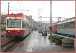 In Liestal treffen sich ein EC/Cisalpino aus Mailand und die Waldenburgerbahn mit dem Triebwagen 15 und Steuerwagen 115.