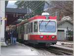 Regionalzug bestehend aus Triebwagen und zwei Steuerwagen nach Liestal steht abfahrbereit in Waldenburg.
