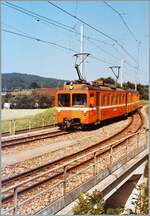 Ein WSB Be 4/4 der Serie 15-27 (Baujahr 1979) erreicht mit seinem Bt auf der Fahrt nach Menziken Burg den Bahnhof Zetzwil. 

Analogbild vom 18. Juli 1984