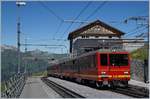 Der Jungfraubahn Bhe 4/8 213 und ein weiter beim Halt in der Station Eigergletscher.
8. August 2016