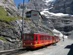 Berner Oberland 2007 - Die Sonne hat sie wieder! Am 01.08.2007 hat BDeh 4/4 207 den 7.122m langen Jungfrautunnel verlassen und rollt nun in die Station Eigergletscher. In gut 30 min luft man von hier zur Kleinen Scheidegg oder in gut 2h nach Alpiglen ber den Eigertrail. Lauffaule benutzen den Zug :-)