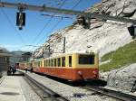 Berner Oberland 2007 - Auf die Weiterfahrt zum Jungfraujoch warten am 01.08.2007 drei Zuggarnituren der Jungfraubahn, zuvorderst der BDt 202, am Eigergletscher.