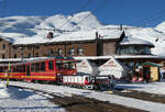 Triebzug der Jungfraubahn in der Station Kleine Scheidegg (2061 müM) mit Vorstellwagen.