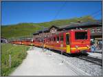 Der Bahnhof auf der Kleinen Scheidegg, Ausgangspunkt fr die Jungfraubahn. Ein Zug steht bereit, um von den Touristen gestrmt zu werden. Die Aufnahme stammt vom 24.07.2008.