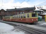 BDhe 2/4 Pendel 204 bei der Ausfahrt in Kleine Scheidegg, 2060 m . M. Dieser Zug wird innerhalb der nchsten 50 min. mehr als 1000 Hhenmeter empor steigen, nmlich bis zur hchstgelegenen Bahnstation Europas, Jungfraujoch (3454 m . M.), 15.03.2011.